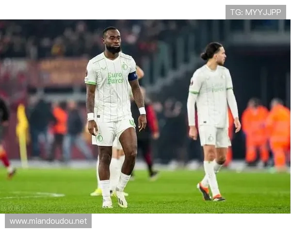 欧联杯上半场大马丁高接抵挡费耶诺德强攻未果阿斯顿维拉暂时零比零